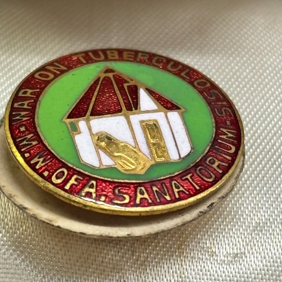 Vintage M.W.A Tuberculosis enamel pin - Picture 2 of 4